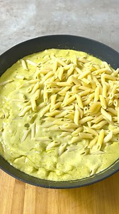 Krémes csirkés pesztós tészta (2 főre) Hozzávalók: - 300 g csirkemell, felkockázva - 150 g zöld pesztó (bolti) - 200 ml 20%-os főzőtejszín - 200 g tészta (al dente-re főzve) - 2-3 ek tészta főzővíz - 2 evőkanál olívaolaj - Só, bors ízlés szerint - Opcionálisan: 1 gerezd fokhagyma (zúzva) vagy frissen reszelt parmezán Elkészítés: 1. Forrósítsd fel az olívaolajat egy serpenyőben, és pirítsd meg a felkockázott csirkemellet. Közben sózd és borsozd. 2. Add hozzá a pesztót és a főzőtejszínt. Ha fokhag