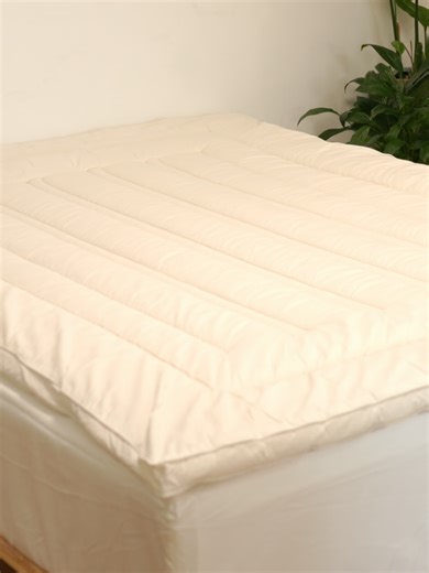 The “Goldilocks” Bed Upgrade: Wool Topper for Perfect Softness & Support #mattress #mattresstopper When it comes to mattress toppers, you’ve got foam, down, synthetics... but there’s one natural material that outperforms them all in ways you never imagined. Wool topper is nature’s own thermostat, it is renewable and biodegradable. They absorb vapor when you’re hot and release it when you’re cool—keeping you in the ‘thermal comfort zone’ year-round. No more waking up sweaty or shivering.” #homede