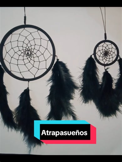 El atrapasueños es tradicionalmente asociado con la cultura nativa americana. Se cree que tiene varios significados y propósitos, entre ellos: Atrapar las malas energías: Se piensa que el atrapasueños filtra las malas energías y los sueños negativos, permitiendo que solo las buenas energías y los sueños positivos pasen a través de él. Proteger el sueño: Se cree que el atrapasueños protege a las personas mientras duermen, evitando que las malas energías y los espíritus malignos les causen daño. S