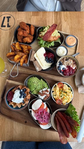 Brunch fra 99,- hos @cafearmlaen 🤤 10 lækre retter – hver dag kl. 10-12 🥞☕ 👉 Hvem vil du invitere med? 👀 | Randers Storcenter