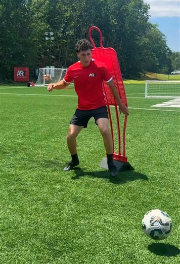 Master the art of selling your movements 🎭⚽️ The best dribblers can beat defenders without even touching the ball 👀 Realistic body fakes force defenders to react to movements that never actually happen ↔️ Once you learn how to manipulate defenders like this, creating space becomes almost effortless 💨 #soccer #futbol #soccertraining #footballer #footballskills