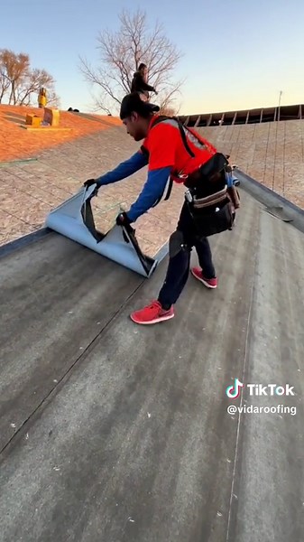the fastest roofer that's how you work fast #RoofingExpert #TechosChingones #RoofingLife #HomeImprovement #TechosDuraderos #RoofingTips #RenovacionDeTechos #QualityRoofing #RoofingContractor #TechosDeCalidad #RoofRepair #roferos #roferoschingones