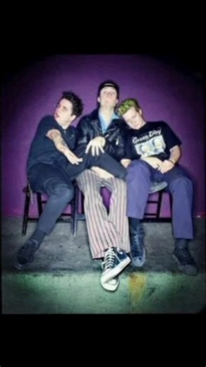 Green Day – Wake Me Up When September Ends#greenday#песня#музыка#рокжив#роктема#рок#rock#легенда