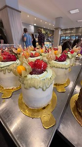 “Hoje vamos preparar mini tortas incríveis com os recheios da @adimix! Esses recheios são fáceis de usar, deliciosos e têm um ótimo rendimento, perfeitos para quem busca praticidade sem abrir mão do sabor. Vem aprender e se surpreender com essa receita rápida e irresistível!” Adimix | Alex Confeiteiro Santos