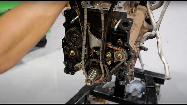 Video: Take A Look Inside This Engine - Here's Why It's done 300,000 Miles