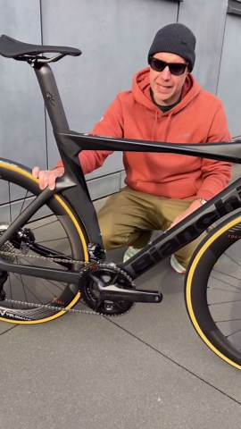 Vélo7 - Pro Bicycle Shop on Instagram: "ALL Black is the new black 🦅 Stealth edition Bianchi Oltre PRO makes this bike actually look good 🙌 Find out more in the video #velo7 #reels #bianchi #stealth #black #allblack #cycling #bikelife"