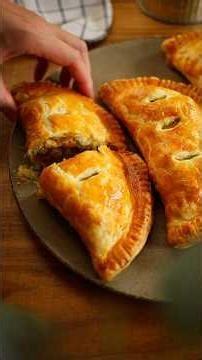 【食事パイ🥧】即席パイ生地でサクサク！中しっとり💛ササミとキノコのハーフムーン・パイ #おうちカフェ #pies #手作り #カレーパン #簡単レシピ #shorts