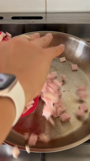 😍 Healthy Summer Pasta Salad 😍 This creamy pesto pasta salad is fresh, vibrant, and perfect for summer picnics or BBQs! Our secret ingredient? NEW gluten-free and vegan Orecchiette Mini Shells - made in Italy, with the perfect shape that grabs onto the sauce so well 🙌 Find it at select IGAs and independent retailers, or online at FodShop, Amazing Brands, and Amazon.com 🛒 Recipe by @nutrition.by.kayla on IG, below! 🥗 Ingredients (Serves 3-4) 1 box (320g) Simply Wize Mini Shells Orecchiette 1