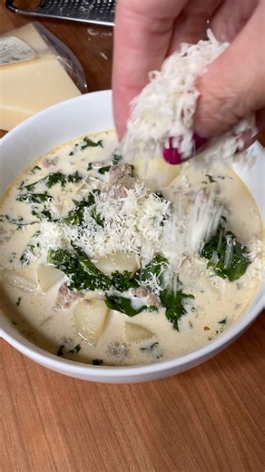 Save my recipe for Copycat Olive Garden Zuppa Toscana Soup! Ingredients are sausage, garlic, onions, chicken broth, cream, kale, russet potatoes salt and pepper. You can also add bacon. | My Healthy Dish
