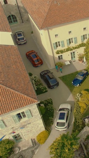 Next year’s to-do list starts here: An electrifying tour through the green heart of Europe. Across six unforgettable days, the Porsche Travel Experience unveils Slovenia’s winding alpine roads and tranquil lakes, exquisite cuisine and charming boutique stays. Drive through a land full of contrasts, culture and natural beauty – behind the wheel of the all-electric Macan. Sustainable. Soulful. Effortlessly refined. Find out more about the Porsche Travel Experience Slovenia via https://porsche.clic