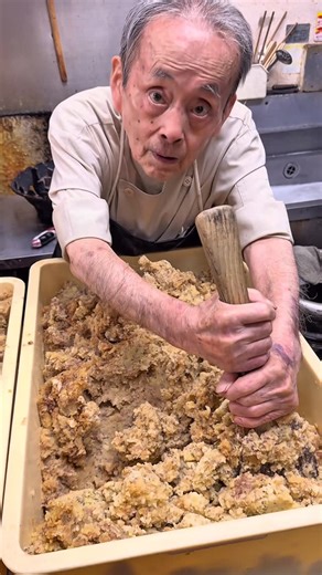 ふもっち!!! 名古屋グルメ＆日本全国グルメ on Instagram: "【地元民に愛されて46年 夫婦の愛情をたっぷりつまった手作りコロッケ】 今日、紹介するお店は大阪府の東大阪市にある"洋風惣菜アバ" 注文したのは "たまごコロッケ" "ビーフコロッケ" 毎朝手作りした揚げたてコロッケやメンチカツ、肉団子やエビフライなど食べれる東大阪の人達に愛されたお店です！(๑>◡