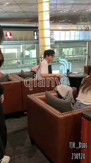 Didi Yesterday after the fanmeeting done he go to airport directly and waiting for the flight to Hangzhou Fans who saw Didi saying : Yuanzhi Didi you are so cute ❤️ #Tianjiarui #tianjiarui田嘉瑞 #田嘉瑞 #云之羽 #myjourneytoyou