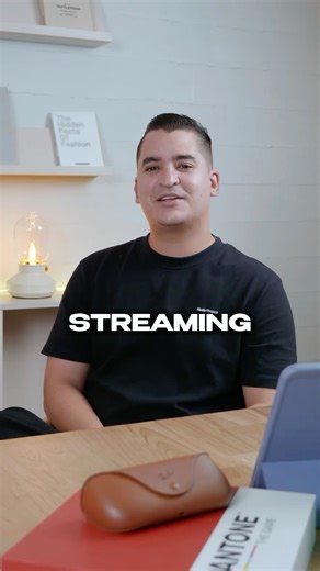 David Rojas on Instagram: "El streaming es la nueva tendencia en moda. Pero no como las marcas lo están haciendo hoy. El problema no es hacer lives. El problema es tratarlos como improvisación y no como producción. Un LIVE bien hecho no es una transmisión: es contenido, es pauta, es storytelling, es ventas… ES MARCA Las marcas que siguen grabando desde el celular desperdician el formato. Las que lo profesionalizan, multiplican alcance, comunidad y conversión. El live es la pasarela del 2025. Y l