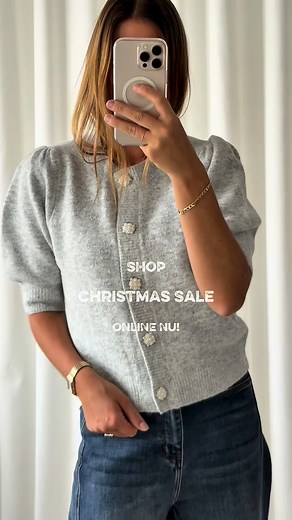 Nu kan du shoppe vores Christmas Sale online!🎄✨ Skynd dig ind og se de mange lækre styles – og endda til virkelig skarpe priser!❤️ https://www.apokevejle.com/kampagne/christmas-sale-2025 | A'poke