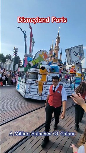Disneyland Paris Parade - A Million Splashes Of Colour