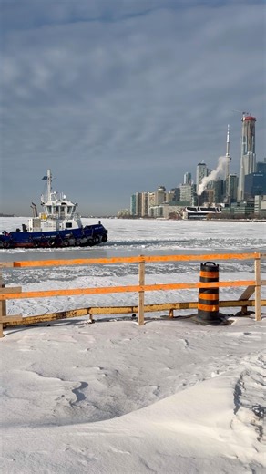 Toronto’s Frozen Frontier: The Tugboat’s Battle with Ice ❄️🚢