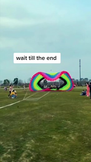 a giant tube kite higher than building has taken off👆👆💪#kiteflying #kite #kitelover #bigkites #tubekite #fyp #foryou