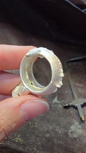 Humlasdesign Goldschmiede | Sandguss ist meine Methode, wenn ich diesen rauen, ursprünglichen Look erzielen möchte. Diese Technik wird übrigens bis heute genutzt,... | Instagram