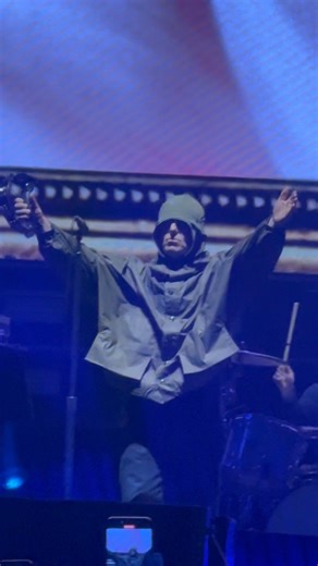 “Wonderwall” 360° view at Oasis Live 25’ at MetLife Stadium #oasislive25 #oasis #oasistour #liamgallagher #wonderwall | Clarissa Cardenas