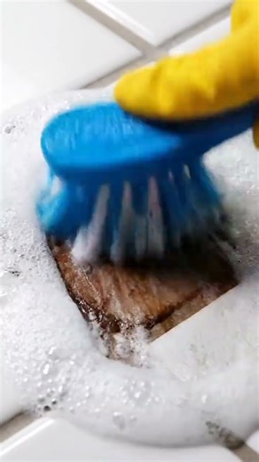 “Rust Gone in Seconds — Lemon + Salt Reaction!”