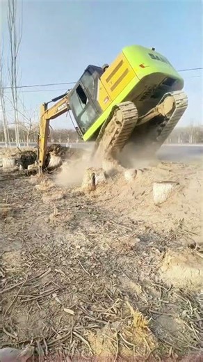Digging stumps actually lifts the excavator? This operation is too thrilling!