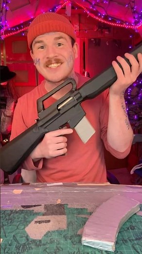 I fixed the magazine of my cardboard M16.