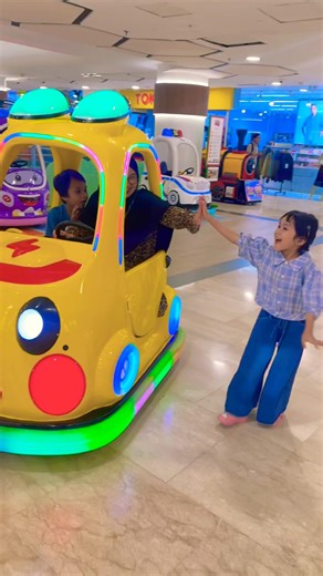 Adik cantik tos tangan dengan Ibu yang nyetir mobil mini pikachu pipi merah seru #car#cocomelon #fyp