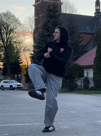 Energetic Jumpstyle Dance Moves