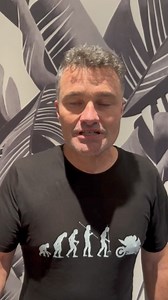 Formation en ligne de Self Défense ! Depuis 2 ans, j’ai lancé une formation en ligne unique en France pour apprendre et enseigner la Self Defense. Cette formation est le fruit de plus de 40 ans d’expérience dans les arts martiaux, la psychologie et les stratégies de défense. Elle allie théorie et pratique dans un cadre immersif et innovant, avec un objectif simple : vous permettre de vous défendre, de protéger vos proches, et même d’enseigner la Self Defense à votre tour. La formation se déroule