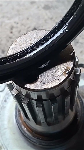 URSUS C-335 EXPORT A simple oil seal destroyed the entire shaft?!