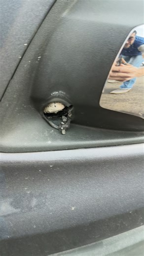 Hola Admin, Soy seguidor tuyo en Facebook y YouTube desde hace ya varios años. Gracias por informar y mostrar la realidad que muchos prefieren ocultar. Ojalá esta experiencia sirva para tus canales y, sobre todo, para que más personas eviten cometer el mismo error que cometimos mi novia y yo. Mi novia necesitaba comprar un seminuevo y, pese a que yo ya conocía múltiples historias de terror —tanto de compradores como de vendedores— decidimos darle una oportunidad a Kavak. El motivo fue que la her