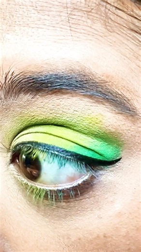 3 Colors Eye Makeup 💚💛✨ Wait for the Final Look! 😍 #Shorts #EyeMakeup #MakeupTutorial
