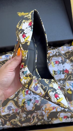 Unbox our #DisneyxALDO collection with us! The fresh sound of nostalgia and imagination 🖤🎁