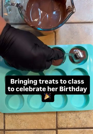 Not just your mobile Notary… apparently still your neighborhood baker too 😉 My daughter turns 10 on Sunday, so we spent the afternoon making chocolate covered Oreos for her class, and basketball team. Fun fact: one of my very first jobs as a teenager was as a cake decorator and baker at a local grocery store. Some skills never leave you ✨ And while I’m very detail-oriented in loan documents… I also know when it’s time to loosen the reins and let the birthday girl take over the decorating & spri