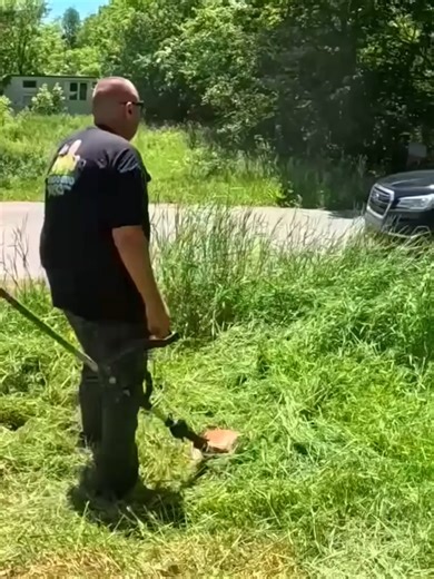 Cops Arrive During Lawn Mowing: A Close Call!