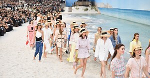 As tendências do desfile da Chanel que levou a praia para Paris