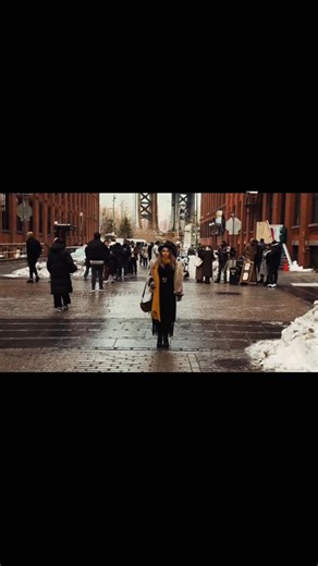 📍DUMBO, Brooklyn. One of the most photographed streets in New York, and somehow people still stop every time they walk through it. The Manhattan Bridge framed between buildings, the sound of trains passing overhead, and the feeling that the city suddenly looks like a movie scene. Touristy or not, some views never lose their magic. Have you seen this spot in person? @dumbo_brooklyn #newyork #dumbo #brooklyn | Marina.newyorkcity
