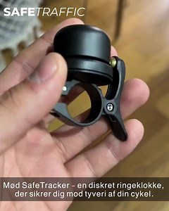 Cykeltyveri kan ske, når du mindst venter det.. Med SafeTracker får du en diskret og enkel løsning, der hjælper dig med at holde øje med din cykel og finde den igen, hvis den bliver stjålet. SafeTracker er indbygget i en almindelig ringeklokke og forbindes direkte til appen, hvor du kan se cyklens position og få notifikationer ved bevægelse. Fang den i dag hos safetraffic.dk | SafeTraffic
