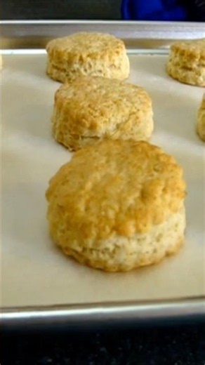SKY-HIGH BUTTERMILK BISCUITS 😋 So YUMMY 😍 #food #baking #homemade #biscuit #tutorial #recipe