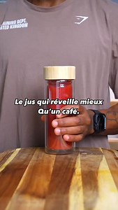 Le Jus Punch Santé🤩🫚 Ingrédients : 1 pomme verte 1 kiwi jaune 1 citron vert 1 petite betterave (déjà pelée) 1 c. à soupe de miel 1 c. à café de curcuma 1 c. à café de cannelle 1 c. à café de poivre noir 1 c. à soupe de graines de chia Un petit morceau de gingembre Ce jus, c’est un vrai coup de boost : t’as des fibres, des antioxydants, un max de vitamines, et des épices qui aident à bien digérer et à bien récupérer. Parfait pour commencer la journée ou après une séance. Mes 2 livres de recette
