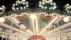 「バレッタ、マルタ、25.12.2021:馬と美しい昔ながらの紡績子供のアトラクション」の動画素材（ロイヤリティフリー）1089644797 | Shutterstock