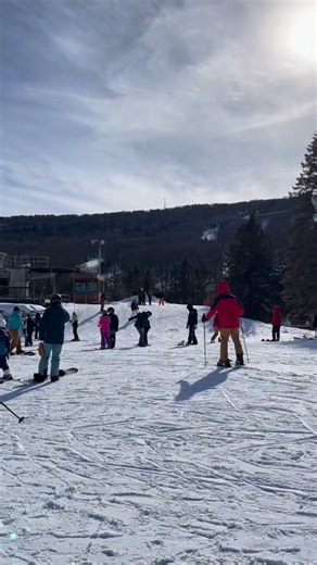 A little cold never scared our friends away 🥶😉 The mountain is buzzing today with great conditions all around! We’re pumped for Sunday’s snowfall ❄️ and first tracks will be ready to rip tomorrow morning at 7:30am 🙌 ⏰ Hours: 8:30am–9pm Layer up, grab your crew, and come earn those turns. The mountain’s calling 📣🏔️ | Camelback Mountain