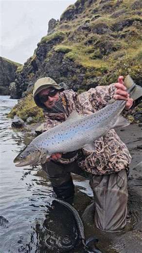 Iceland's Hidden Seatrout spot - Santos showing how it's done.
