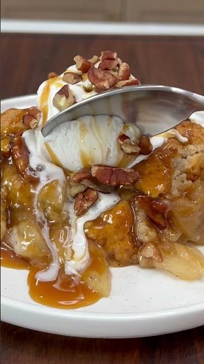 Easy Caramel Apple Cobbler #dessertrecipe #falldesserts #applerecipes #comfortfood #easydessert