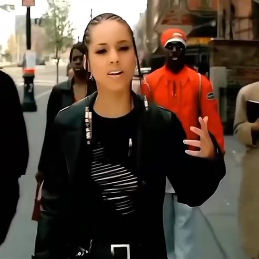 Alicia Keys ❤️ Fallin’ 🗓️ 2001 🎵 R&B / Soul / Pop Fallin’ is the breakthrough debut single by Alicia Keys, released in 2001 from her album Songs in A Minor. Built around a raw, emotional piano riff and Alicia’s powerful, heartfelt vocals, the song introduced her as a once-in-a-generation talent with deep soul and authenticity. The track became a massive global hit, reaching #1 on the Billboard Hot 100 and winning three Grammy Awards. Its honest portrayal of complicated love and vulnerability m