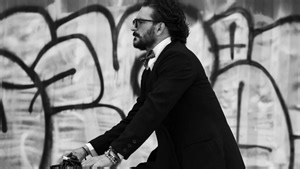 Ricardo Arjona lanza “El bobo”: Una historia trágica que invita a ponerse a vivir