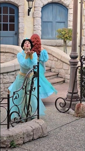 Disneyland Paris, Ariel and Jasmine, Disney Princesses in blue! A magical moment!