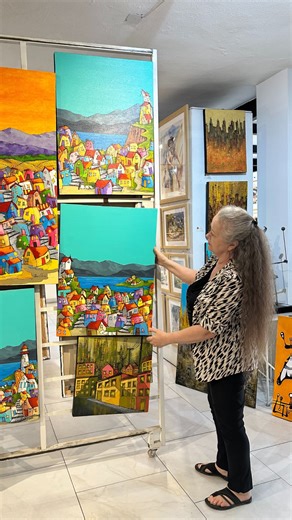 One piece, two, or all three together how would you hang it? This beautiful work can be displayed as a single statement piece or as a triptych across your wall. Claire, our founder and curator, loves how versatile it is, and we’re curious which version you’d choose. Visit us at Galleria Dante to see it in person, or shop online. We ship insured worldwide 🌎 ¿Una pieza, dos o las tres juntas? ¿Cómo la colgarías tú? Esta obra se puede mostrar como una sola pieza principal o como un tríptico en tu 