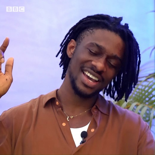 “ Parlant de religion, mon papa est musulman. Mais c’est mon papa. Il est musulman, il a fait son choix. J’ai fait le mien et il respecte mon choix”. Ks Bloom, jeune rappeur et chanteur de gospel ivoirien. Il se dit surpris par son succès. Son nouveau single a totalisé 4 millions de vues en un mois. Et son tout premier album avait totalisé un million de streams en un mois sur spotify. | BBC News Afrique