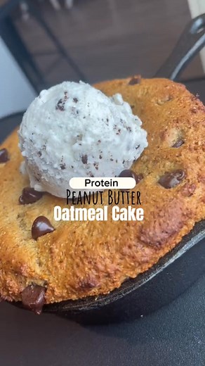 🍪HIGH PROTEIN PB OATMEAL CAKE🍪 56 grams of protein! Never looked so good🤤 Ingredients: -50g of peanut butter -70g Greek yogurt -50g Agave or (honey/sf maple syrup) -25g calorie-free brown sugar -30g protein powder -1/2 tap baking soda -75g Oat flour (blended up in the blender) -chocolate chips For topping we used @halotopcreamery cookies & cream ice cream. Which has a total of 310 cal for the entire pint It couldn't get any better! Notes: pre-heat oven to 350 degrees. In a bowl add your yogur